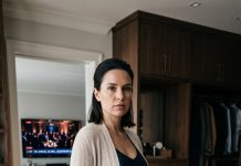 “Five months pregnant, I stared at the live TV broadcast of my CEO husband sliding a diamond ring onto his mistress at a black-tie gala. My phone pinged: ‘Back late, honey, stay in bed.’ I didn’t scream or dial. I zipped my Rimowa suitcase, unlinked our joint emergency escrow keys, and left a note on his pillow: ‘Enjoy co-signing your next board meeting from the lobby.'”